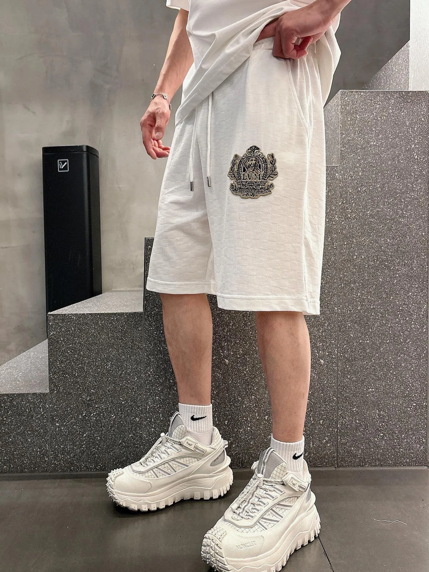 Louis Vuitton/Louis Vuitton embroidered badge checkerboard shorts